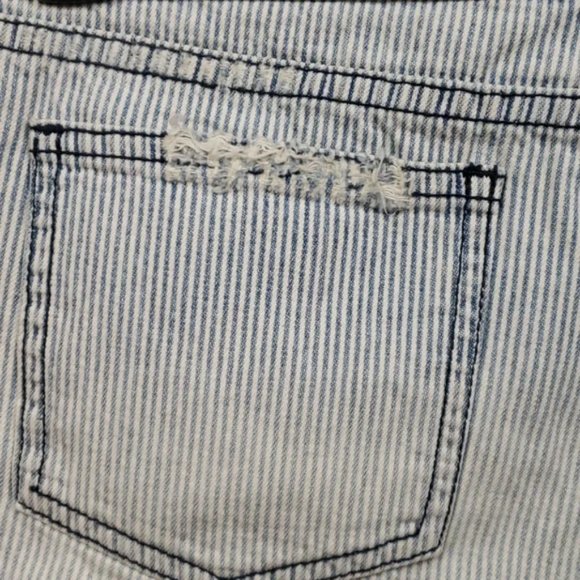 Carmar Denim Shorts Women’s 26 NWT Pinstriped Distressed Raw Hem Jean - Picture 3 of 8